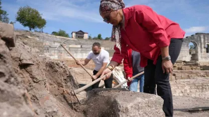 Düzce Belediyesi tarafından yürütülen Sosyal Yardım İşleri çalışanları bu sefer tarihe dokundu