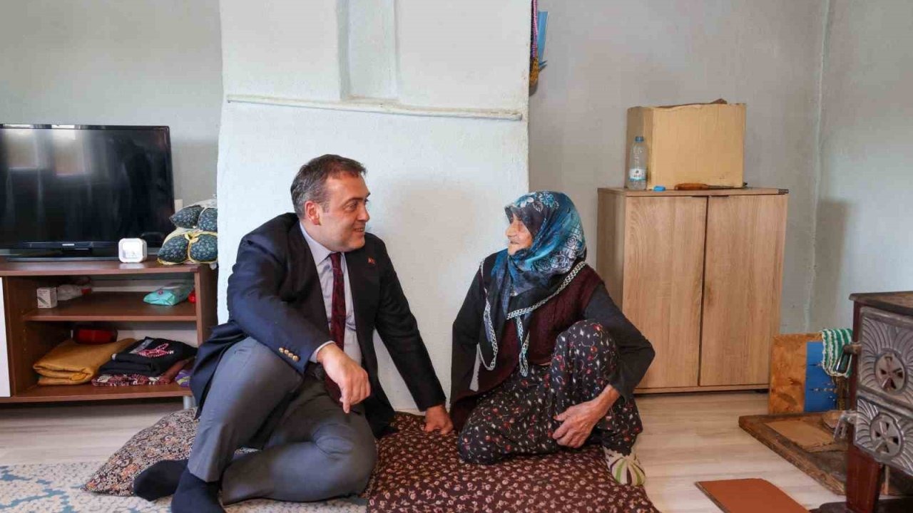 96 yaşındaki Fatma teyze Vali Sözer’i evinde ağırladı