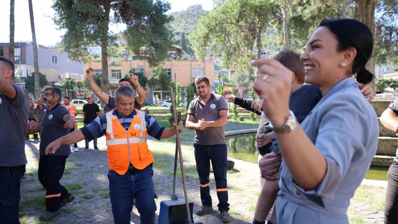 Adana Kozan Belediyesi ekipleri Sokakları tertemiz yaptılar, prim alınca davul zurnayla teşekkür ettiler