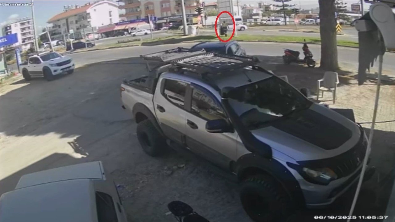 Antalya’nın Manavgat ilçesinde Tur minibüsü levhaya çarptı, temizlik işçisi saniyelerle ölümden döndü