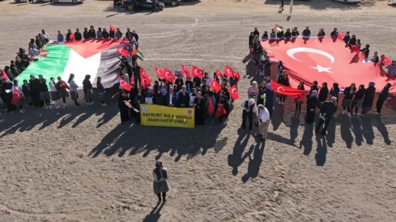Bayburt’ta öğrenciler hazırladıkları gemileri Filistin’e destek amaçlı Çoruh Nehri’ne bıraktı  ’Sumud Gemisi’ etkinliği düzenledi.