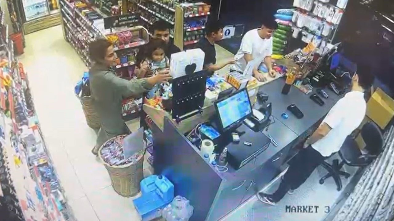 Benzin istasyonundaki bin 500 lira değerindeki oyuncağı çocuğuna çaldırdı