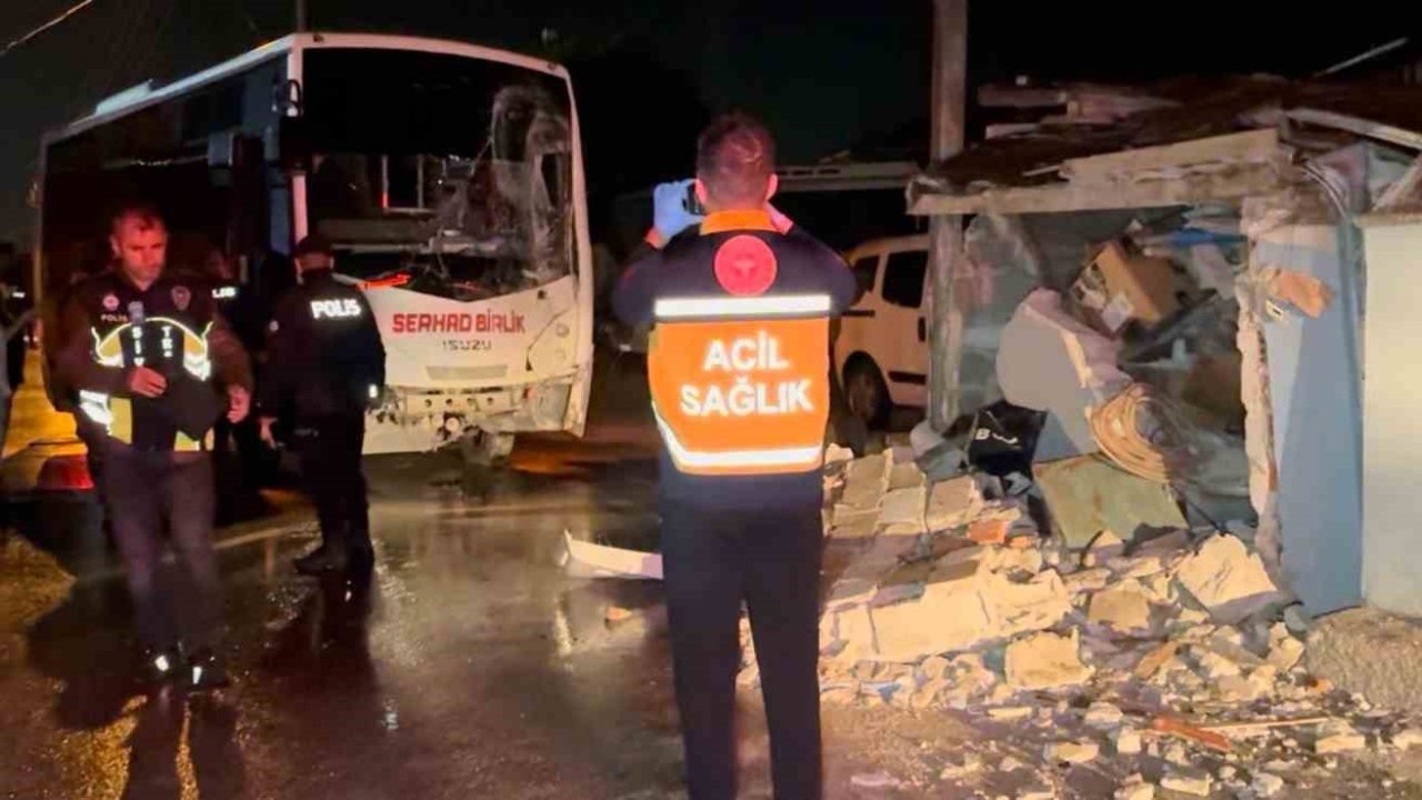 Edirne’de minibüs eve girdi