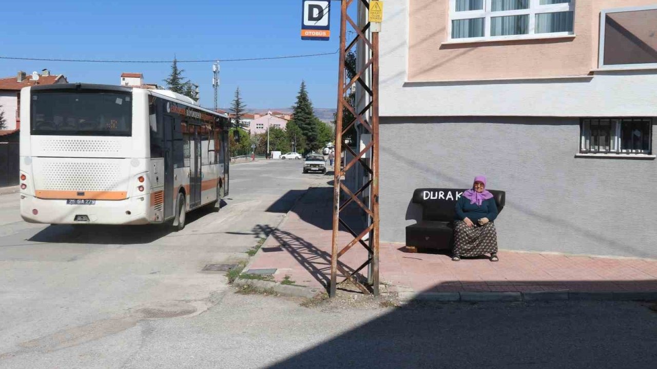 Eskişehir&#039;de Belediyenin oturacak yer yapmadığı duraklara vatandaş koltuk getirerek dolmuş beklediler