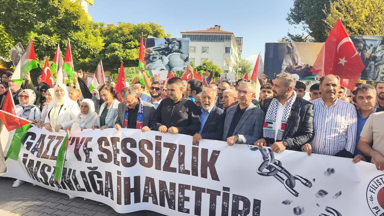 IĞDIR’DA FİLİSTİN&#039;E DESTEK YÜRÜYÜŞÜ: “İSRAİL TAMAMEN YOK EDİLMEDEN BÖLGEYE HUZUR GELMEZ”