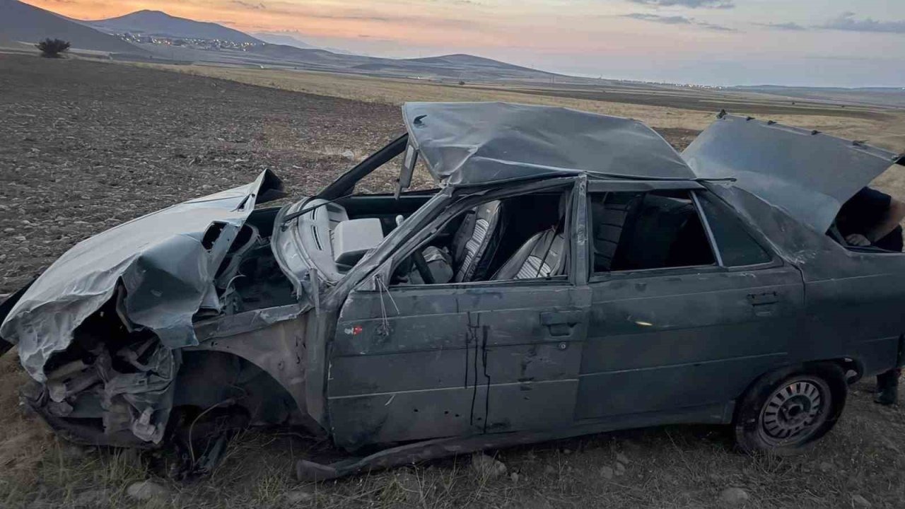 Lastiği patlayan otomobil karşı yoldan gelen cipe çarptı