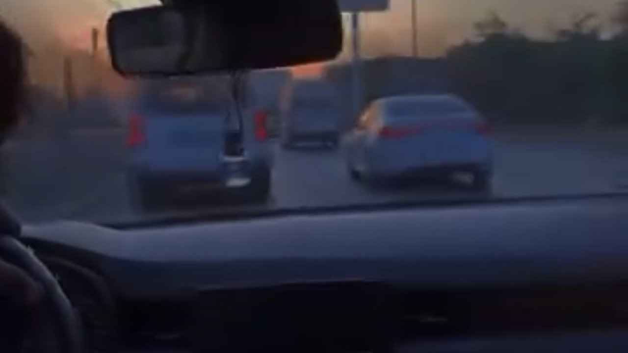 Makas atarak trafiği tehlikeye attı, o anları kayda aldırıp paylaştı