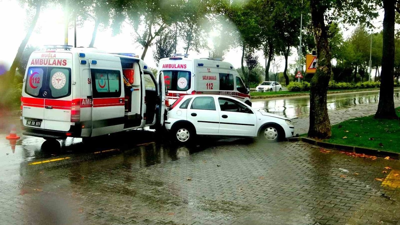 Muğla’nın Menteşe ilçesinde meydana gelen trafik kazasında 3 kişi hafif şekilde yaralandı.