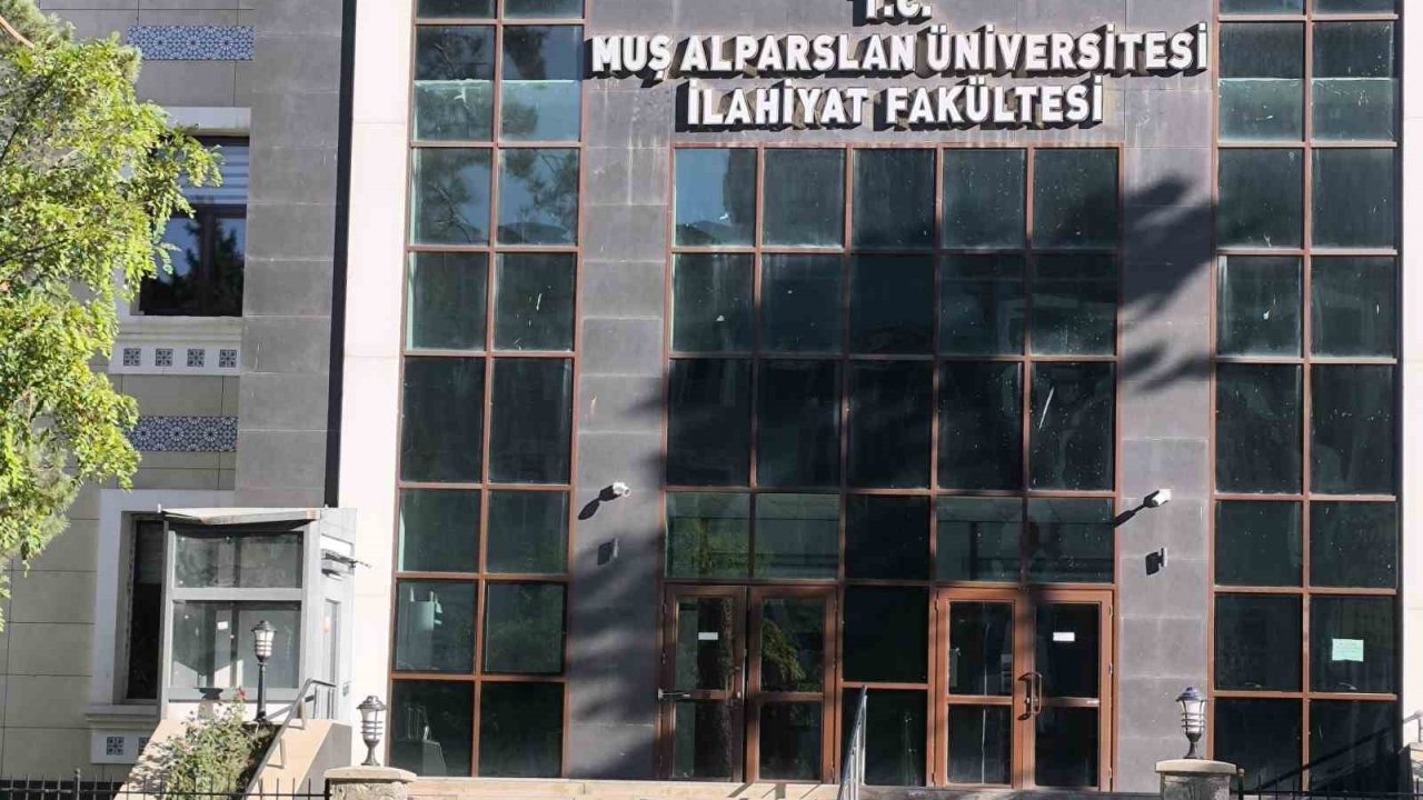 Muş Alparslan Üniversitesi’nde engelli vatandaşlardan &quot;çalışmayan asansör&quot; tepkisi