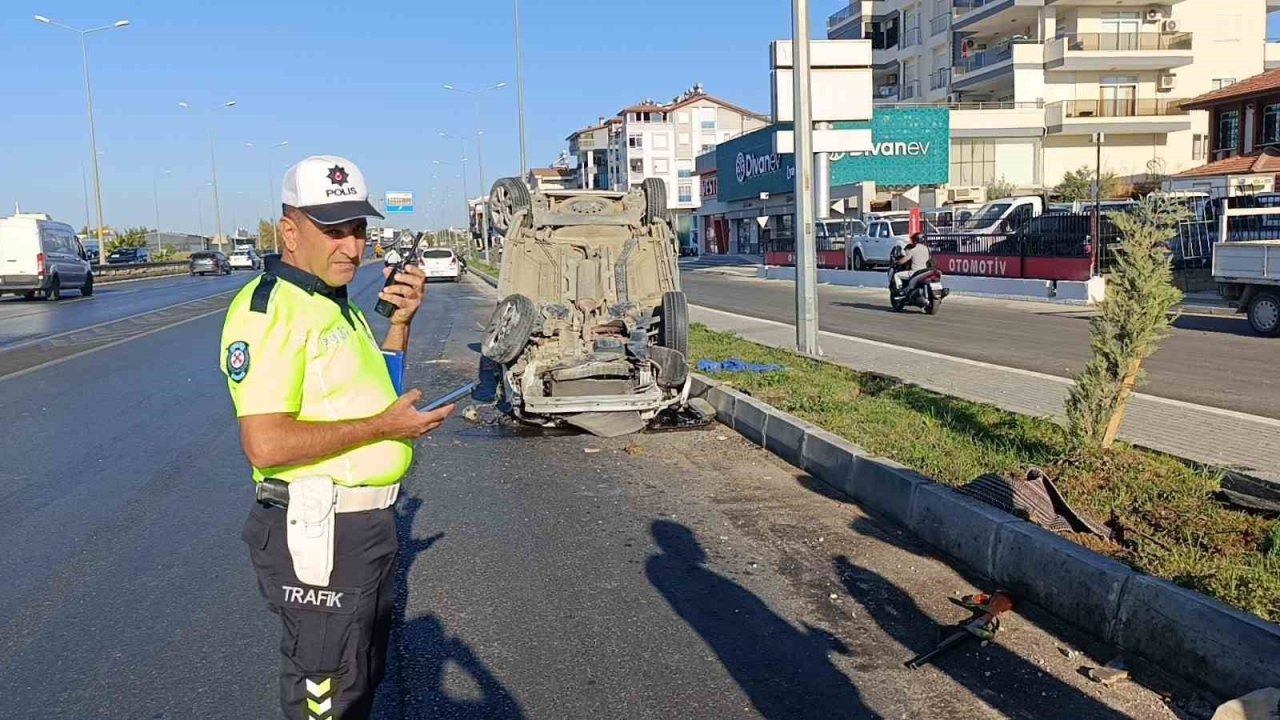Tırla çarpışan araç havada takla atıp ters döndü, sürücü hafif yaralandı, Kaza anı görüntüleri kameralara yansıdı.